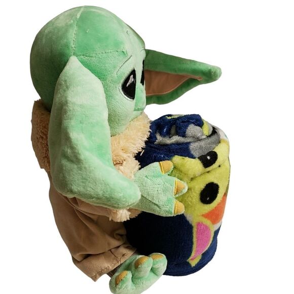 Mandalorian Baby Yoda Star Wars Throw Blanket and Hugger Plush - Picture 3 of 10